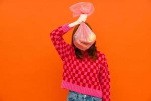 jeune femme portant un pull à carreaux tenant un sac poubelle en plastique photo