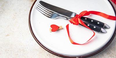 table de la saint valentin réglage romance date couverts fourchette, couteau, assiette photo