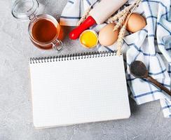 concept de recette - cahier et ingrédients photo