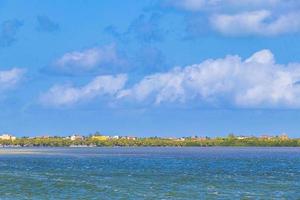 vue panoramique sur le paysage sur la belle île de holbox eau turquoise au mexique. photo