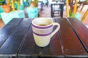 café sur une table en bois marron sur l'île tropicale de holbox au mexique. photo