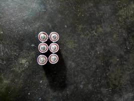 batteries alignées sur un fond de sol en ciment. photo