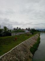 l'eau de la rivière commence à devenir peu profonde en raison de la sécheresse qui a frappé photo