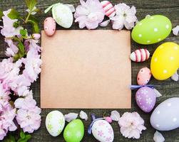 oeufs de pâques et carte de voeux photo