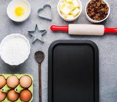 vue de dessus de table de cuisine avec des ingrédients de cuisson photo