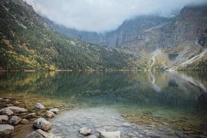 morskie oko lake eye of the sea dans les tatras en pologne. photo