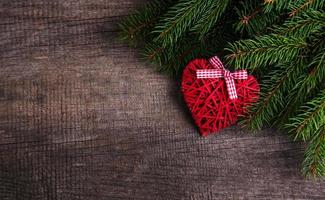 branches d'arbre de noël avec décoration coeur photo