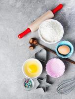 vue de dessus de table de cuisine avec des ingrédients de cuisson photo