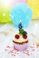 cupcake avec une bougie chiffre cinq photo