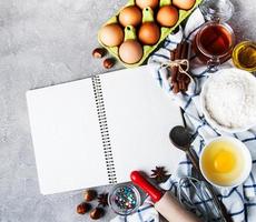 concept de recette - cahier et ingrédients photo