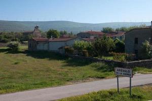 village rural à la campagne espagnole. éoliennes en arrière-plan photo