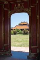 belle entrée du palais impérial, citadelle hue, vietnam. photo