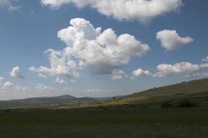 beau paysage avec des collines, des champs verts et un ciel bleu avec des nuages blancs. soria, espagne photo