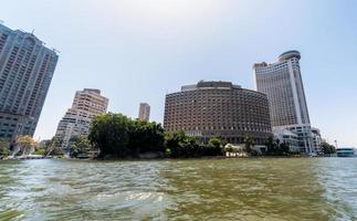 bidonvilles du Caire sur les rives du Nil en Egypte photo