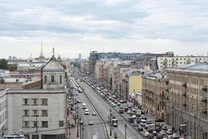 vue de st. Saint-Pétersbourg, toits et rues un jour d'été. photo