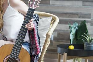 le minerai féminin tient une guitare classique à sept cordes. photo