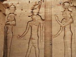 hiéroglyphes antiques au temple de philae. Assouan, Egypte photo