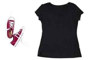 t-shirt vide isolé - espace de texte. baskets élégantes rouges, espace de copie de tshirt noir, maquette de tshirt sur blanc photo