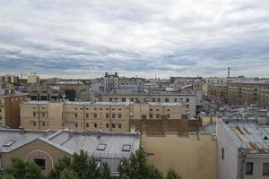 vue de st. Saint-Pétersbourg, toits et rues un jour d'été. photo