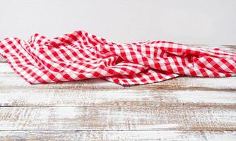 nappe à carreaux sur une vieille table en bois, concept de vacances photo