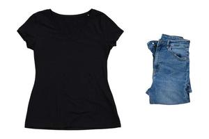 t-shirt noir vide et denim bleu sur fond blanc, maquette de t-shirt noir et jean bleu, t-shirt vierge photo