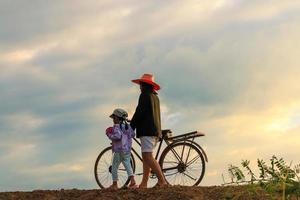 mère et fille à la campagne au coucher du soleil photo