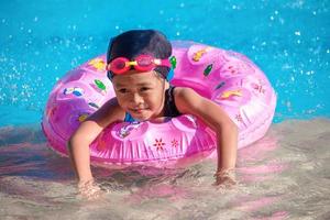 les enfants s'ébattent au parc aquatique. c'est une journée ensoleillée, parfaite pour se mouiller et jouer dur. photo