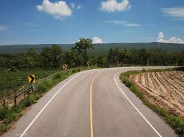 concept de voyage et de transport, photographie aérienne des routes de campagne. photo