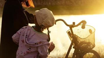 mère et fille à la campagne au coucher du soleil photo