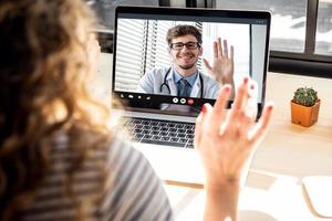 réunion d'une patiente avec un médecin par appel vidéo sur un ordinateur portable à la maison, concepts de services médicaux en ligne photo