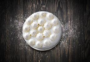 gâteau blanc sur une table photo