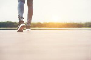 pieds de femme marchant sur le pont en bois, seuls. photo