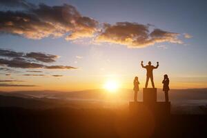 silhouette homme réussi au sommet de la colline et le coucher du soleil photo