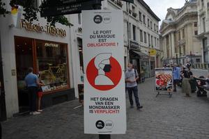 bruxelles, belgique, 01 août 2020 - panneaux de masque obligatoires en français et en néerlandais
