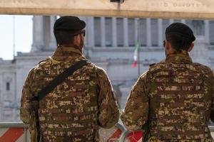 rome, italie, 22 août 2020 - soldats italiens en uniforme photo