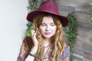 belle fille aux cheveux bouclés de riga et un chapeau sur la tête. photo