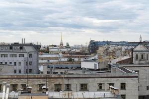 vue de st. Saint-Pétersbourg, toits et rues un jour d'été. photo