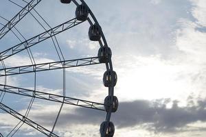 grande roue sur fond de ciel bleu clair, gros plan photo