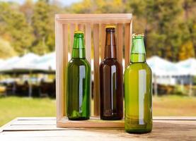 bière artisanale dans une boîte en bois sur fond flou de la zone de pub d'été photo