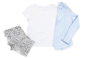 maquette de tshirt blanc vue de dessus isolée, chemise décontractée bleue et short pour femme photo