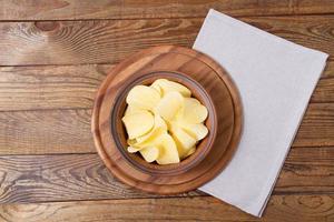 croustilles et serviette sur table en bois, concept de vacances, maquette photo