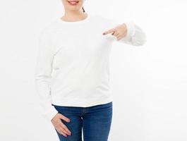 T-shirt blanc à manches longues sur une femme d'âge moyen en jeans et main pointue isolée, devant, image recadrée de maquette photo