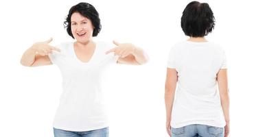 vue avant et arrière d'une belle femme souriante en t-shirt blanc pointée sur son t-shirt isolé, femme d'âge moyen en t-shirt blanc maquette. photo