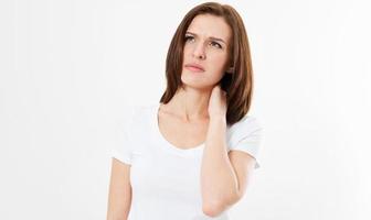 femme brune fatiguée en chemise blanche ayant pan dans le cou isolé photo