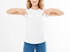 jolie fille pointée sur t-shirt isolé sur fond blanc, femme en t-shirt photo