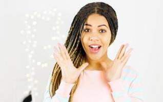 jolie femme afro-américaine émotionnelle avec des dreadlocks sur fond miroir bokeh flou photo