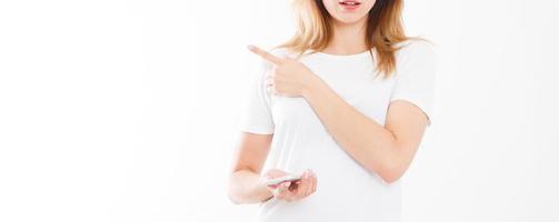 portrait recadré de femme, fille tenant un smartphone et pointant sur fond blanc, espace de copie, modèle, vierge photo