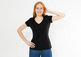 belle fille aux cheveux roux dans un t-shirt noir isolé sur blanc. joli sourire femme tête rouge en tshirt maquette vierge. photo