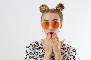 visage de femme en gros plan. gros plan féminin de mode dans des vêtements à la mode isolés sur fond blanc. loisirs d'été et accessoires d'été. fille drôle. photo