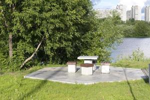 table et chaises en béton dans le parc photo